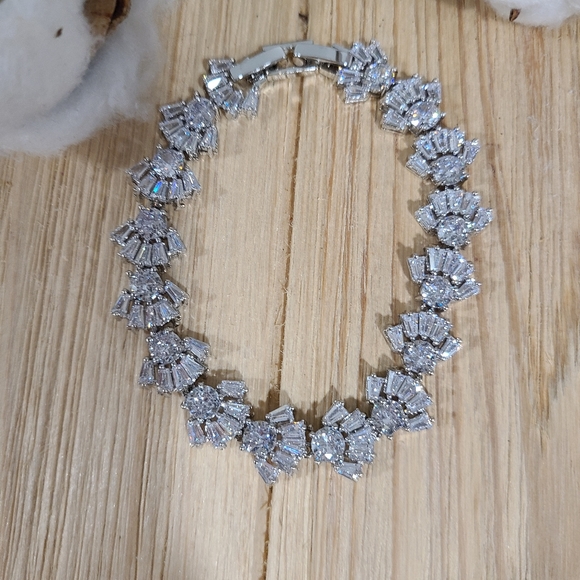 🩶🩶NEW🩶🩶EXQUISITE!! CZ BRACELET IN SILVER 🩶🩶 - Picture 13 of 16